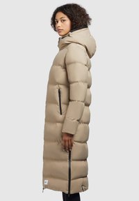 Steppjacke in hellem Beige, knielanges Design, mit Reißverschlusstasche, Kapuze und gestepptem Textil mit horizontalen Kanälen.