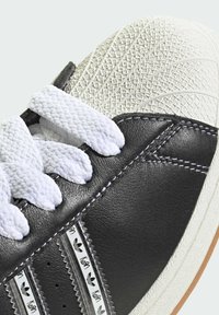 adidas Originals SUPERSTAR KORN - Tenisice - core black transl better scarlet