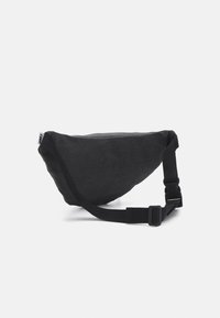 Μαύρη υφασμάτινη τσάντα μέσης σε τριγωνικό σχήμα, με ρυθμιζόμενο λουρί και πλαστικό κούμπωμα. Λείος υφή, μινιμαλιστικός σχεδιασμός και χωρίς ορατά μοτίβα.