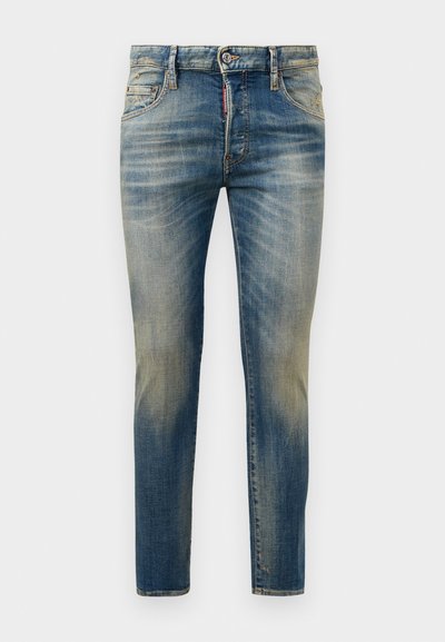 Világoskék farmernadrág, slim fit fazonnal, elhalványodott textúrával, öt zsebbel és zipzáros záródással. Övhurkokkal és diszkrét varrási részletekkel rendelkezik.