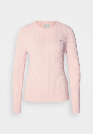 Lichtroze kabelgebreide trui met lange mouwen en een ronde hals. Voorzien van een klein logodetail op de borst en een geribbelde zoom.