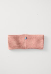 Roze ribgebreide haarband met een klein aangegen genaaid Zweeds vlaggetje in het midden op een witte achtergrond.