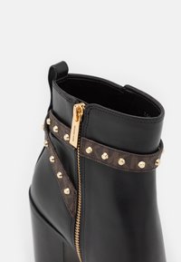 MICHAEL Michael Kors FARRAH - Bottines à talons hauts - black