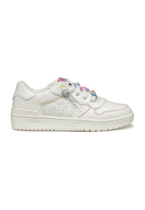 Baskets basses blanches avec côtés perforés, perles multicolores sur les lacets et semelle épaisse, vues de profil sur fond blanc.