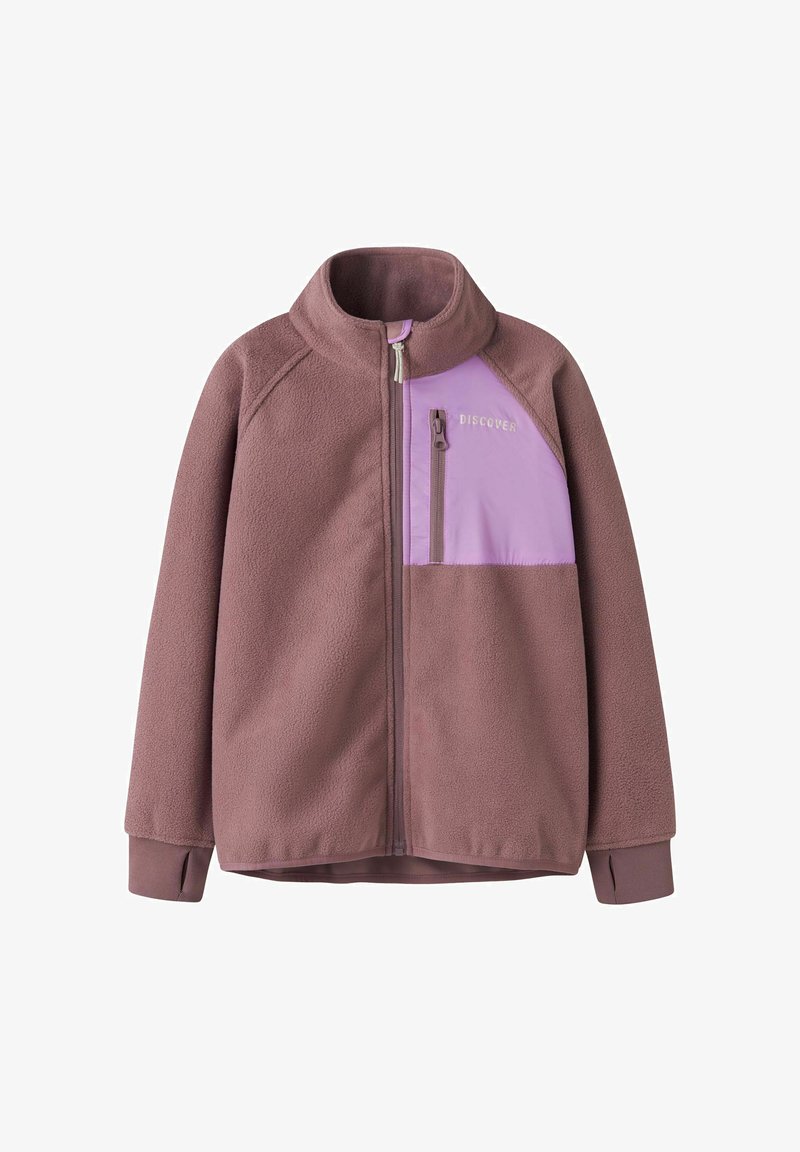 Veste polaire mauve avec fermeture éclair complète, poignets avec ouverture pour le pouce, et une poche poitrine zippée violet clair avec l'étiquette "DISCOVER".