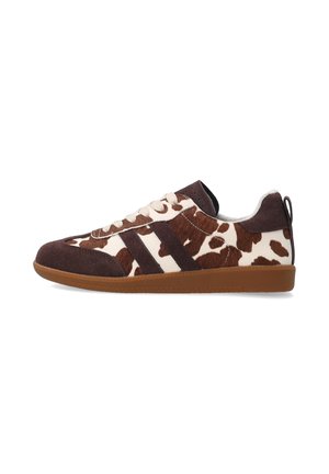Brune og creme farvede ko læder sneakers med ruskind detaljer, der har en gummisål og kontrasterende brune striber på siden.