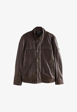 Brun læderjakke med fire lommer, trykknapper og foret krave. Glat tekstur med kontrasterende syninger.