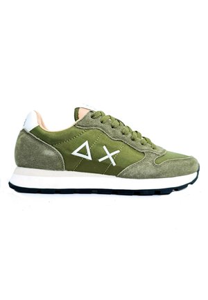 Sneaker verde oliva con tomaia in camoscio e tessuto, dettagli bianchi del logo, collo imbottito e suola in gomma. Lacci piatti e design minimalista.