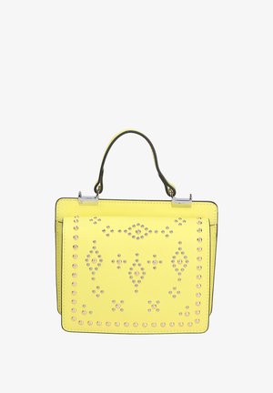 Sac à main en cuir jaune avec un design structuré, featuring des clous en argent disposés dans un motif décoratif et une poignée supérieure.