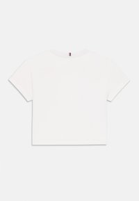 Λευκό κοντομάνικο cropped t-shirt με στρογγυλή λαιμόκοψη και λεπτομέρεια μικρής κατακόρυφης ρίγας σε κόκκινο, λευκό και μπλε χρώμα στο πίσω μέρος του λαιμού.
