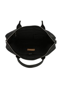Offene schwarze Lederhandtasche mit silbernem Reißverschluss, die das leere Innere mit einer kleinen Reißverschlusstasche und zwei offenen Fächern zeigt.