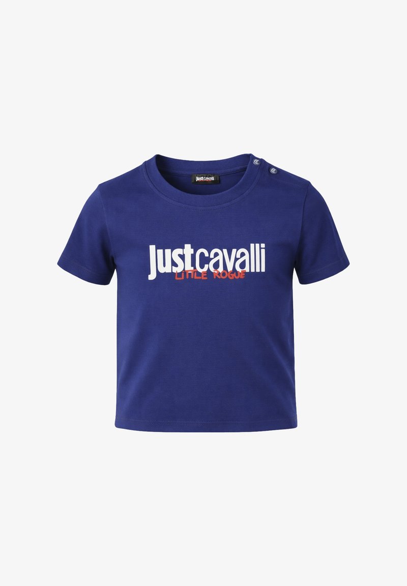 Maglietta blu navy per bambino piccolo con maniche corte, due bottoni sulla spalla e scritta "Just Cavalli Little Rogue" in bianco e arancione sul davanti.