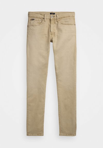Beige denim taisni svārki ar klasisku piecu kabatu dizainu, pogu aizdari un smalkām šuvju detaļām. Mīksta tekstūra un bez rotājumiem.