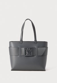 Borsa tote in finta pelle grigia con manici piatti, forma rettangolare e una patch centrale con logo; presenta una texture liscia e tasche laterali.