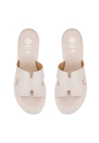 Sandales à glissière en cuir rose clair avec un design découpé large et des semelles plates. Présentent une texture lisse et un logo en relief sur la semelle intérieure.