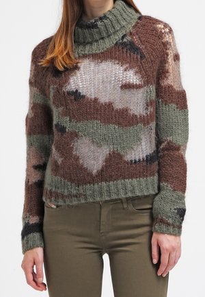 Pull en tricot avec un col montant, présentant un motif camouflage dans des nuances de vert, marron et beige, fabriqué à partir d'un fil pelucheux et texturé.