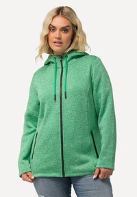Grön hoodie med strukturerad yta, justerbar snörning i huvan, zippered framficka och sidofickor med svarta detaljer.