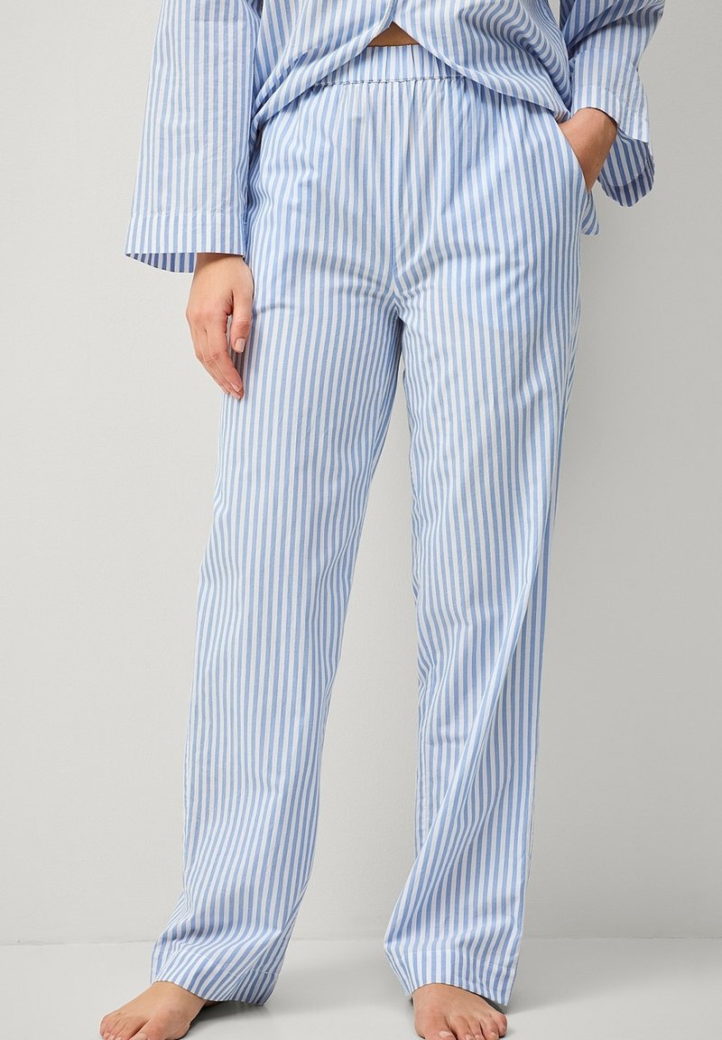 Blauwe en witte gestreepte pyjamabroek van zacht materiaal, met een elastische tailleband en zijzakken voor extra gemak.