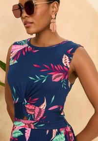 Love & Roses KNOT FRONT SLEEVLESS-REGULAR FIT - Žerzejové šaty - navy blue tropical