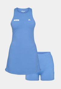 Sininen urheilullinen mekko, jossa ei ole hihoja, ja siihen sopivat tiukat shortsit, joissa on valkoiset ellesse-logot rinnassa ja kauluksessa.
