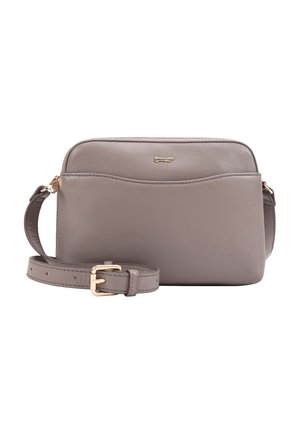 Taupekleurige leren crossbodytas met gouden gesp en klein gouden logo, voorzien van een voorvak en verstelbare riem.