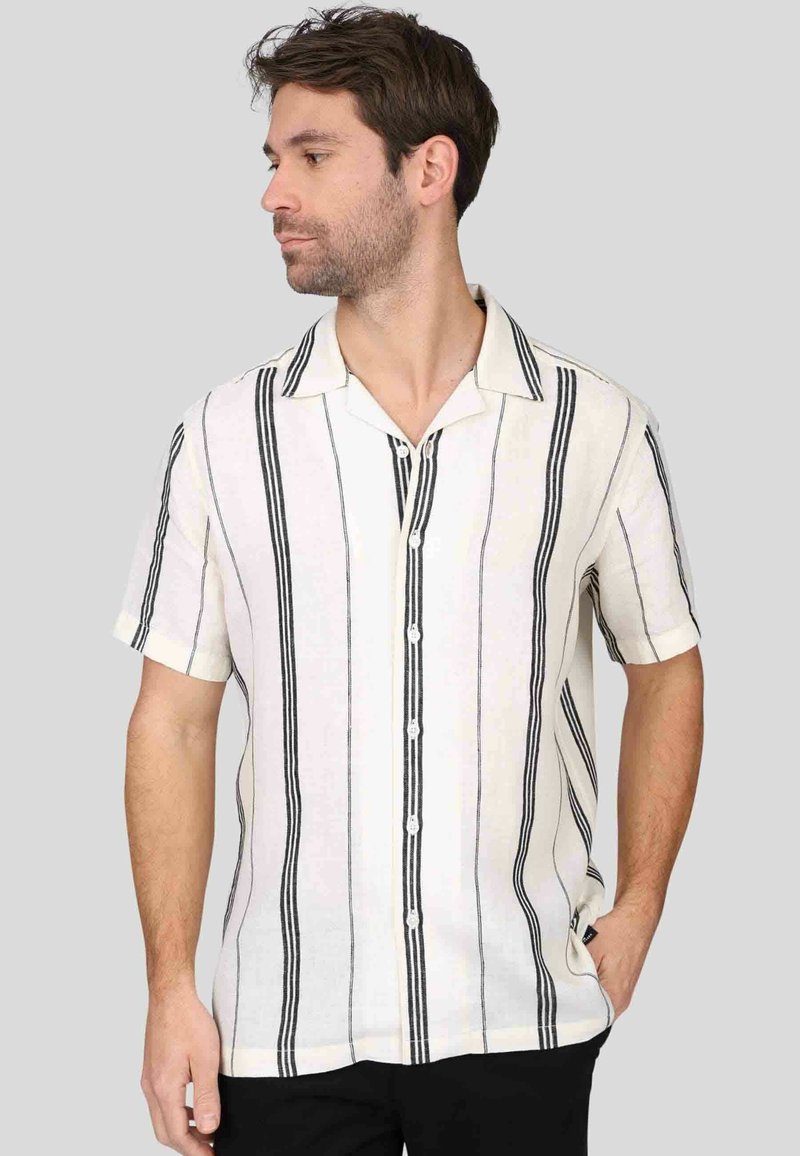 Chemise à manches courtes en tissu léger, avec des rayures noires verticales sur un fond crème, fermeture à boutons et col pointu.