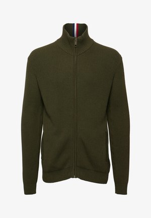 Sudadera olive verde con cremallera, textura acanalada, alto cuello con detalle de franjas rojas, blancas y azules en el cuello, bolsillos laterales y puños ajustados.