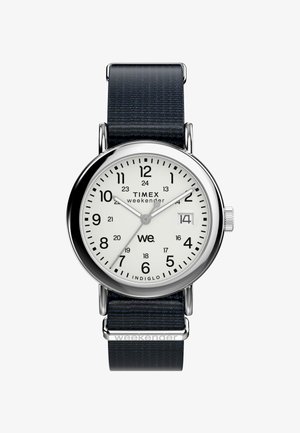 Zegarek Timex Weekender z obudową ze stali nierdzewnej w kolorze srebrnym, białą tarczą z czarnymi cyframi i ciemnoniebieskim paskiem nylonowym.