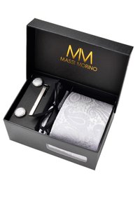 Herrengeschenkset mit einer Krawatte im Paisleymuster in Weiß, silbernen Manschettenknöpfen und einer Krawattennadel, verpackt in einer schwarzen Box mit goldener Schrift.