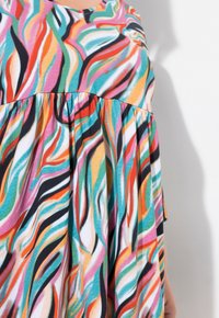 Färggul, mönstrad klänning i lätt tyg med en vågig design i livfulla nyanser av rosa, teal, orange och svart; samlad midjedetalj.