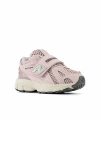 Basket de course en mesh rose avec un embout renforcé, des accents blancs et gris contrastants, et des bandes Velcro doubles pour un maintien sécurisé.