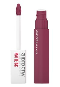Maybelline Super Stay Matte Ink Flüssiglippenstift in einem tiefen Pflaumenton. Weißer rechteckiger Applikator mit einer strukturierten Spitze, schlanker maroonfarbener Tube.