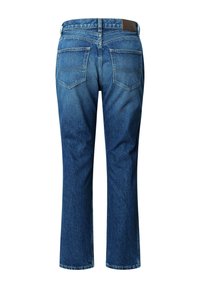 Denim-Jeans mit einer mittleren blauen Wäsche, geradem Bein, zwei Gesäßtaschen und einem Leder-Patch am Bund. Glatte Textur und Standardnähte.
