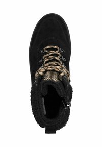 Stivaletto in suede nero con lacci tan a motivo, foderato in finta pelliccia e con punta rinforzata. Presenta occhielli metallici e un colletto testurizzato.