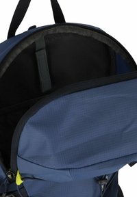 Donkerblauwe rugzak met een gestructureerde buitenkant, voorzien van een ritssluiting aan de bovenkant en een binnenzak, met een zwarte voering. Inclusief zwarte schouderbanden en accenten.