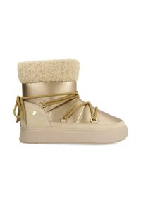 Bota de invierno en tono dorado con un cuello de piel sintética, parte superior texturizada y cordones decorativos. Cuenta con un acabado suave y suela de goma.