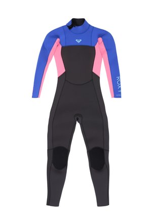 Pełnowymiarowy piankowy kombinezon z długimi rękawami, czarnym tułowiem i nogawkami, niebieskimi ramionami i rękawami, różowymi panelami bocznymi oraz ochraniaczami na kolanach.