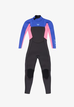 Pełnowymiarowy piankowy kombinezon z długimi rękawami, czarnym tułowiem i nogawkami, niebieskimi ramionami i rękawami, różowymi panelami bocznymi oraz ochraniaczami na kolanach.
