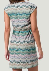 Wielokolorowa sukienka w wzór zygzaka, z krótkimi rękawami, zaznaczoną talią i miękką teksturą. Zawiera odcienie zieleni, niebieskiego, różowego i kremowego.