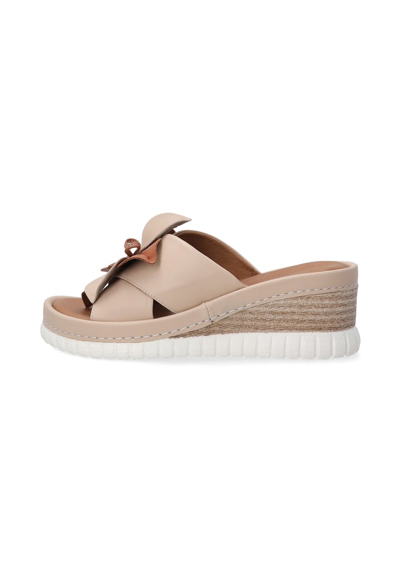 Wedge-sandalen in lichtbeige leer met een kruisbandontwerp, voorzien van een strikaccent en een getextureerde jute-wikkelhak. Witte rubberen zool.
