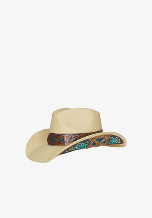 Bézs szövött cowboy kalap széles karimával, díszített barna bőrszalaggal és türkizkék, arany díszítő mintákkal a karima szélén.