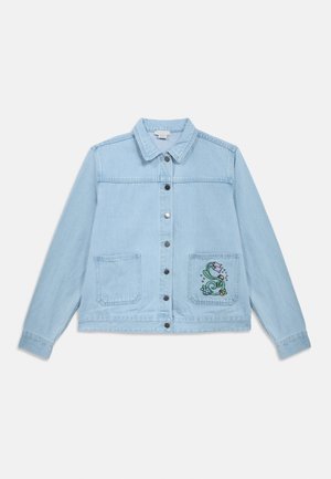 Ljusblå denimjacka med standardkrage, knäppning fram, två framfickor och en färgglad broderad design på en av fickorna.