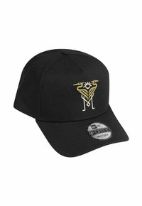 Schwarze Kappe mit strukturiertem Design, ausgestattet mit einem gebogenen Schirm und verstellbarem Rücken. Gesticktes Emblem in Gold und Weiß, das zentral auf der Vorderseite platziert ist.