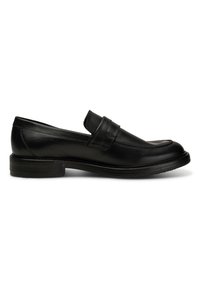 Mocassin pour homme en cuir noir avec un petit talon empilé, couture en forme de mocassin et détail de bande sur le dessus, présenté en profil latéral sur fond blanc.