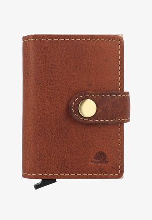 Billetera de cuero marrón con un acabado texturizado, que cuenta con un cierre a presión de latón, costuras en contraste y un pequeño logo estampado.