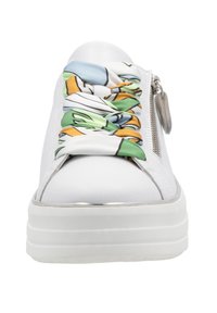 Scarpa bianca con lacci elasticizzati multicolore a motivo, dettaglio della cerniera argento e suola spessa. Texture liscia con design minimalista.