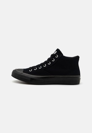 Schwarze High-Top-Sneaker aus Canvas mit einer Gummikappe, runden Schnürsenkeln und strukturierten Seitenpanels. Keine sichtbaren Logos oder Muster.
