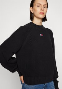 Tommy Jeans BADGE MOCKNECK SWEATER - Jersey de punto - black