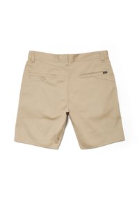 Beige herenshort met riemlussen, twee steekzakken aan de achterkant, waarvan één met knoop, en een klein Volcom-merklabel aan de rechterzak.