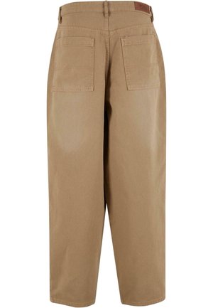 Pantalons en coton beige avec une coupe loose, dotés de deux poches arrière et d'une étiquette à la taille. Le tissu a une texture lisse et un minimum de détails.